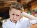 Защо детето започна да мига очите си и да присвива често: причини и лечение