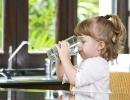 Prečo je voda užitočná pri chudnutí? Keď chudnete, musíte piť veľa vody?