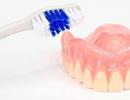 Jak čistit doma zubní protézy Péče o ně